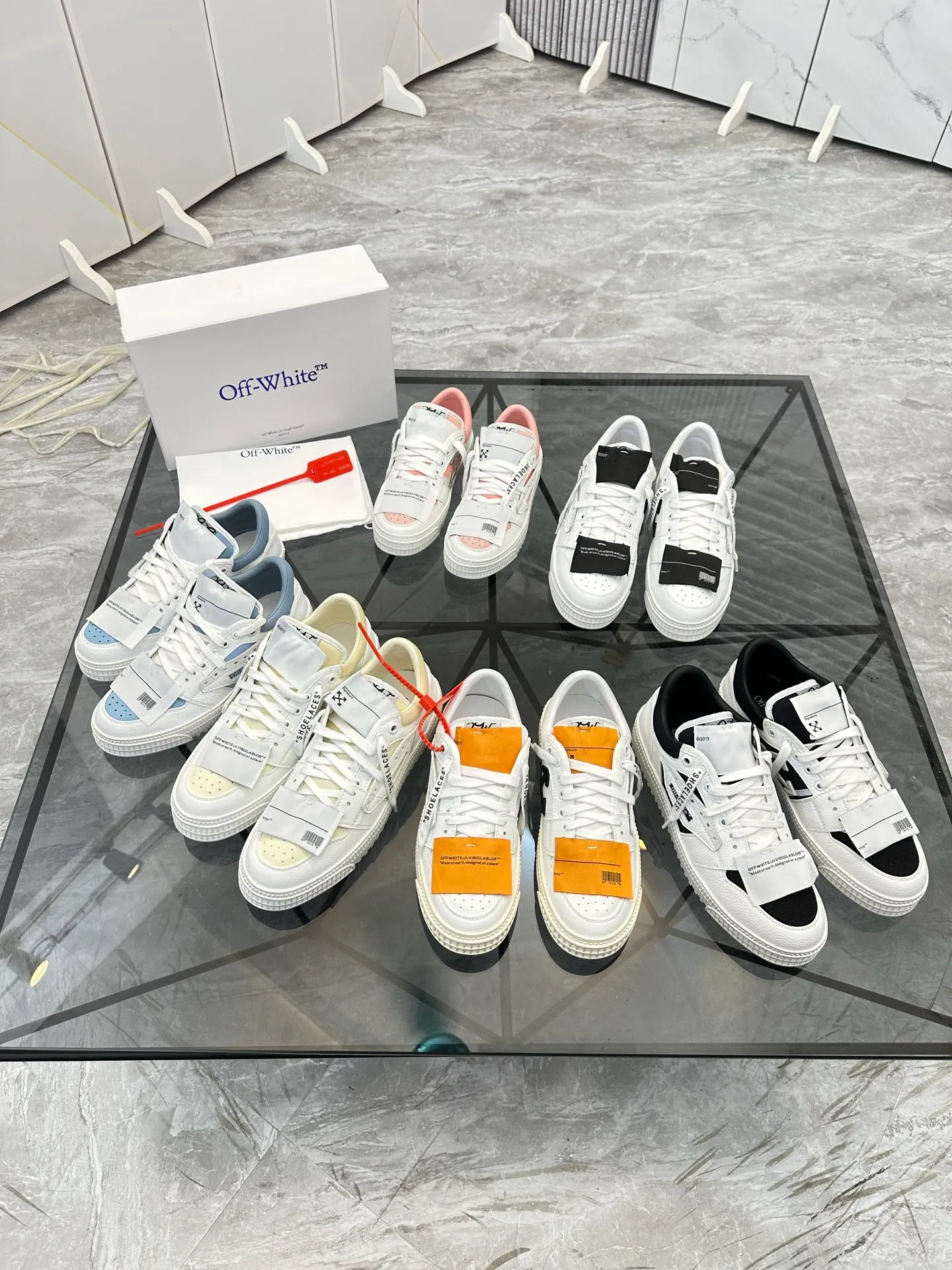 Selling men's shoes 💰: 💰P500¥ High-end top quality Product trademark: OFF WHITE *"OFF WHITE*" low-top casual shoes Regular size: 35-45 (can be customized to 46) Couple style Product materials: Upper imported first-layer cowhide stitched with original fabric, genuine leather lining, original outsole. No.: H203